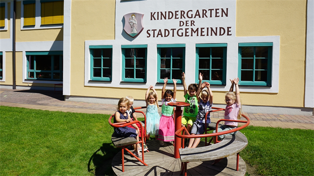 Kindergruppe vor dem Stadtkindergarten