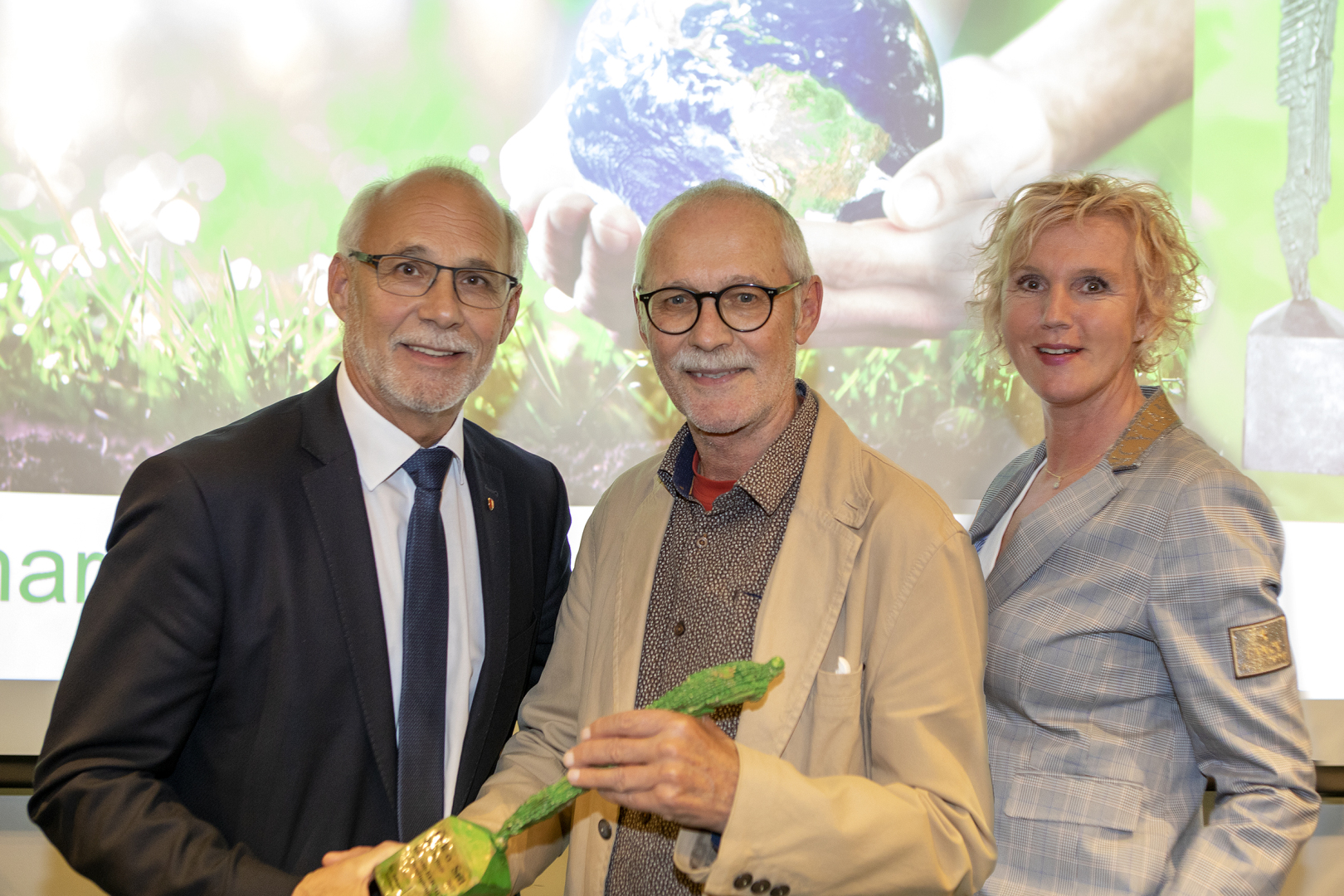 Bürgermeister Günther Mitterer und Vizebürgermeisterin Evi Huber überreichen den ÖkoStil 2022 an Richard Reicher.